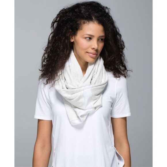 Lululemon Sun Salutation Infinity Circle Scarf Heathered White W9C35S One Size - Picture 2 of 8